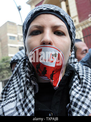 Les manifestations continuent à côté du Parlement égyptien comme ils tiennent leur première session depuis la chute du Président Hosni Moubarak le 23 janvier 2012 au Caire, Égypte. Le parlement élu en Egypte's premier vote législatif après la chute de Hosni Moubarak il y a presque un an a tenu sa première session le lundi, avec les Islamistes dominant la chambre 498 qui supervisera l'élaboration d'une nouvelle constitution.UPI/Ahmed Gomaa Banque D'Images