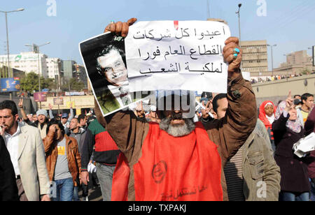 Recueillir des Egyptiens sur la place Tahrir pour marquer le premier anniversaire du soulèvement qui a renversé le Président Hosni Moubarak au Caire, Égypte, mercredi, Janvier. 25, 2012. Des dizaines de milliers d'Egyptiens se sont rassemblés mercredi pour marquer le premier anniversaire de l'insurrection de 2011, avec les libéraux et les islamistes sur les différents côtés de la place Tahrir du Caire .UPI/Ahmed Gomaa Banque D'Images