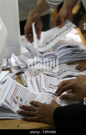 Les travailleurs de l'élection présidentielle égyptienne nombre de votes votes montrant des images des candidats à la présidence à la fin de la deuxième journée dans un bureau de vote du Caire, en Égypte, le jeudi 24 mai 2012. Les Egyptiens, en choisissant leur chef librement pour la première fois dans l'histoire, ont voté pour la deuxième journée, jeudi, dans une élection qui est un fruit de l'année dernière révolte populaire contre Hosni Moubarak. UPI/Ahmed Jomaa Banque D'Images