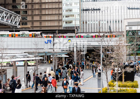 Osaka, Japon - 13 Avril 2019 : bâtiment moderne gare high angle view avec des personnes très occupées par la marche et l'arrêt de bus JR sign Banque D'Images