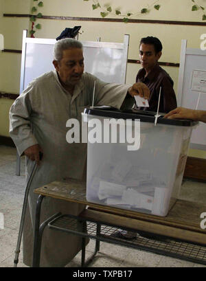 Un égyptien jette son tour pendant le run-off de l'élection présidentielle, à Zagazig, Le Caire le 16 juin 2012. Les bureaux de vote ont ouvert à travers l'Egypte pour un run-off de l'élection présidentielle contestée par Mohammed Morsi des Frères musulmans et Ahmed Shafik qui était Hosni Mubarak's dernier premier ministre. Quelque 50 millions de personnes sont admissibles à voter dans le sondage de deux jours pour choisir un successeur de Moubarak, qui a été renversé par un soulèvement populaire l'année dernière. UPI/Ahmed Jomaa Banque D'Images