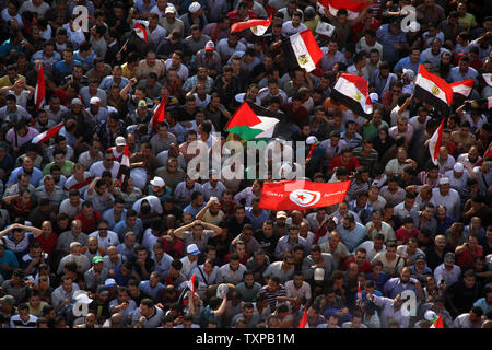 Les partisans du candidat à la présidence des Frères musulmans Mohamed Morsi célébrer sa victoire électorale à la place Tahrir au Caire, l'Egypte le 24 juin 2012. Mohammed Morsi a été déclaré le premier président islamiste égyptien le dimanche après l'élections plus libres dans l'histoire du pays, battant de justesse le dernier Hosni Moubarak, le Premier Ministre Ahmed Shafiq. UPI/Ahmed Jomaa Banque D'Images