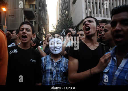 Des manifestants égyptiens crier des slogans anti-américains en face de l'ambassade des Etats-Unis au Caire le 11 septembre 2012, au cours d'une manifestation contre un film jugé offensant pour l'Islam et le prophète Mohammad. En Libye, les extrémistes islamiques ont tué l'ambassadeur américain comme ils ont pris d'assaut le consulat américain à Benghazi en colère contre le film peu connu par un amateur le cinéaste américain. UPI/Ahmed Jomaa Banque D'Images