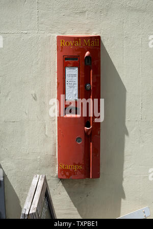 Un distributeur automatique de timbres anciens, Upton sur Severn, Worcestershire, Angleterre, RU Banque D'Images