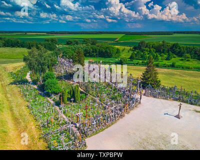 Vue panoramique aérienne de Colline des Croix KRYZIU KALNAS . C'est un célèbre site de pèlerinage religieux catholique en Lituanie Banque D'Images