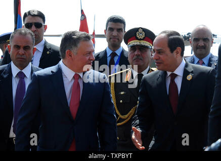 Le président égyptien, Abdel Fattah al-Sisi, droite, accueille le roi Abdallah II de Jordanie à son arrivée pour assister à un sommet arabe à Charm el-Cheikh, Egypte, le 28 mars 2015. L'Egypte est l'hôte d'un week-end au sommet arabe qui les dirigeants discuteront des plans pour former une force militaire conjointe contre la toile d'Arabie-led frappe les rebelles dans le Yémen. Photo par bureau de la présidence égyptienne/UP Banque D'Images