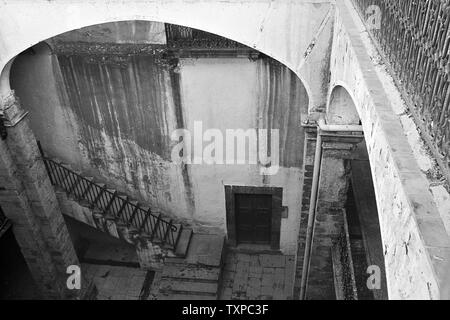 REAL DE CATORCE, SLP/MEXIQUE - NOV 18, 2002 : Intérieur de maison abandonnée. Banque D'Images