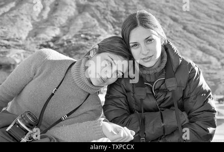 REAL DE CATORCE, SLP/MEXIQUE - NOV 18, 2002 : candid portrait de deux jeunes femmes mexicaines touring la ville. Banque D'Images