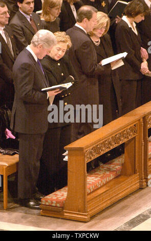 Le WAP2000020499 - 04 février 2000 - WASHINGTON, D.C., : à partir de la gauche le président Clinton, la première dame Hillary Rodham Clinton, le Vice-président Al Gore et Tipper Gore, participer à une cérémonie commémorative pour des médias démocratiques consultant Bob Squier à l'échelle nationale dans la Cathédrale de Washington, D.C., 4 février. Squier est décédé la semaine dernière après avoir perdu un combat de cancer du côlon. Il avait 65 ans. jr/iw/Ian Wagreich UPI Banque D'Images