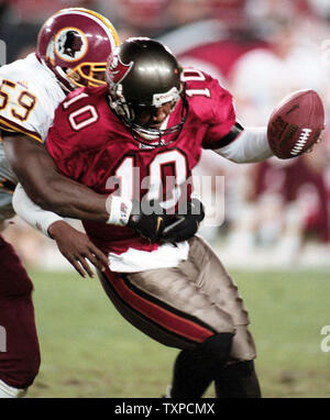 TAM2000011504 - 15 janvier 2000 - Tampa, Floride, USA : Tampa Bay quart-arrière recrue Shaun King (10) est abordé par les Redskins Shawn Barber (59), forçant un fumble qui a été récupéré et avancé pour une première par Warrick Dunn pour garder les Buccaneers de route en vie dans leurs éliminatoires NFC 14-13 victoire contre les Redskins, le 15 janvier. rg/EL/Ed Lawlor UPI Banque D'Images