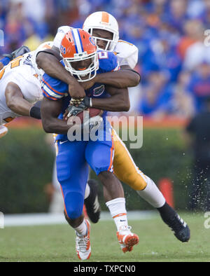 Jeffery Demps Gator en marche arrière (2) est présenté par Virginia humains Jazen Jackson (L) et Eric Berry (R) dans la première moitié de la NCAA football match entre le Tenessee bénévoles et le premier rang de Gators Floride Gainesville, FL, le 19 septembre 2009. UPI/Mark Wallheiser Banque D'Images