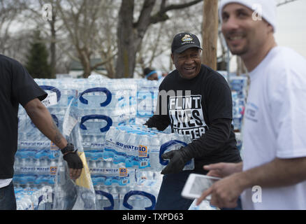 Cas volontaires distribuent de l'eau à l'Hôtel de Ville à Flint, Michigan, le 12 mars 2016. Les résidents de silex continuent d'utiliser de l'eau en bouteille après l'eau potable était contaminé par le plomb après la source d'eau a été changé de l'eau et d'assainissement de Detroit Dept. au Flint River en avril 2014. Photo par Molly Riley/UPI Banque D'Images