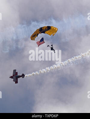 Un membre de la Golden Knights parachuts à travers le ciel de Ft. Lauderdlale avec un drapeau américain pour ouvrir le McDonalds l'air et la mer Voir le 1 mai 2004 à Ft. Lauderdale, en Floride. (Photo d'UPI Marino / Cantrell) Banque D'Images