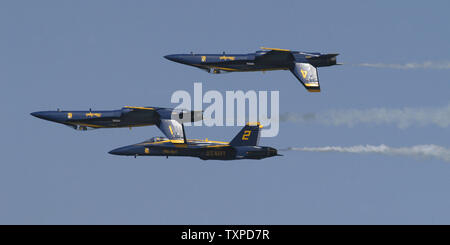 Deux de l'US Navy Blue Angel F/A 18 Hornet, fly inversée durant une formation aérienne dans le ciel au-dessus des plages de Ft. Lauderdale tout en participant à la 10e conférence annuelle de McDonalds Air et Mer Show le 2 mai 2004 à Fort Lauderdale, Floride. (Photo d'UPI Marino / Cantrell) Banque D'Images