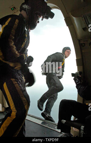 Membre de l'armée américaine Golden Knights Parachute Team quitte l'avion au cours de leur première session d'essais pour le prochain spectacle de la mer Air McDonalds sur le ciel de Ft. Lauderdale, Floride le 27 avril 2005. Le spectacle est prévu pour le 30 avril et 1er mai 2005. (Photo d'UPI/marin/Cantrell) Banque D'Images