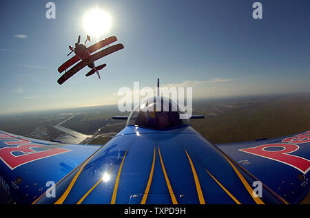 Kirby Chambliss, battant le 'Red Bull' est rejoint par Sean Tucker du Team Oracle, battant plus inversé les Everglades de Floride près de Ft. Lauderdale, Fl. le 28 avril, au cours de la pratique de l'air et la mer Voir McDonalds prévue pour le week-end du 30 avril et 1er mai 2005. (Photo d'UPI/marin/Cantrell) Banque D'Images