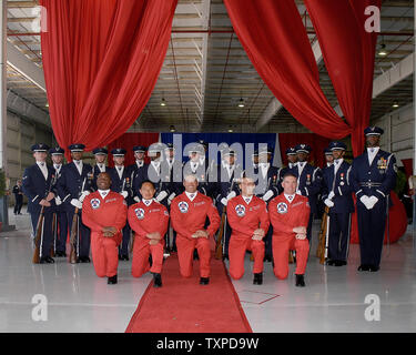 L'équipe de démonstration de l'USAF Thunderbirds s'agenouiller en face de la garde d'honneur de l'USAF à l'équipe de drill Yonkers près de l'aéroport de Miami, Floride le 28 avril 2005. Les équipes sont sur place pour participer à l'une des plus grandes nations, les Macdonald événements spectateur Air et Mer Show. L'événement, associé à la Fleet Week USA rend hommage à l'armée américaine. (Photo d'UPI/MarinoCantrell) Banque D'Images