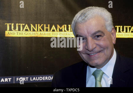 Zahi Hawass, Secrétaire général de l'Égypte, Conseil Suprême des Antiquités arrive au Museum of Art de Ft. Lauderdale, Fl. le 14 décembre 2005. Le Dr Hawass a assisté à l'ouverture de la toute dernière exposition de la ville, 'Toutankhamon et l'âge d'Or des Pharaons'. L'exposition s'ouvre au grand public le 15 décembre et durera quatre mois. (Photo d'UPI/marin/Cantrell) Banque D'Images