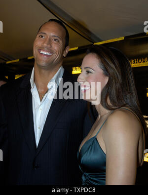 Acteur, 'La Roche' et sa femme Dany assister à l'ouverture de 'Toutankhamon et l'âge d'Or des Pharaons" exposition au Musée de l'Art à Ft. Lauderdale, Fl. le 14 décembre 2005. La ville accueillera l'exposition jusqu'au 15 avril 2006. (UPI Photo/ Marino-Cantrell) Banque D'Images