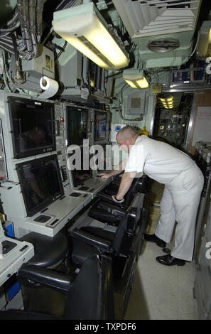 CS3 Charles McMillan du sous-marin d'attaque rapide USS Hampton surveille l'équipement sonar le 2 mai 2006 à Ft. Lauderdale, FL. L'USS Hampton fait partie des six navires de guerre américains et canadiens participant à la Fleet Week USA. (Photo d'UPI / Joe Marino - Bill Cantrell) Banque D'Images