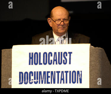 Harry Levy, président de l' "Holocauste" Centre de documentation et d'éducation aborde une foule de survivants de l'Holocauste comme l'un des huit autres wagons utilisés par les Nazis pour le transport de prisonniers pendant la Seconde Guerre mondiale, est placé sur l'affichage à l-0779 Convention Centre, à Ft. Lauderdale, Floride le 13 février 2007. Le wagon, poussé Gdynia, Pologne expédiés de l'Holocauste au centre de documentation et d'éducation, va devenir un point central de la première South Florida Holocaust Museum en 2008. (Photo d'UPI/Marino-Bill Joe Cantrell) Banque D'Images