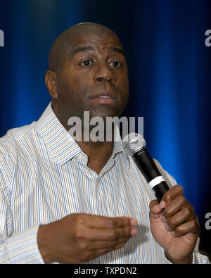 Earvin 'Magic' Johnson aborde une foule de services et des experts de l'industrie et aux représentants de l-0779 Convention Centre, à Ft. Lauderdale, Floride le 30 mars 2007. (Photo d'UPI/Joe Marino) Banque D'Images