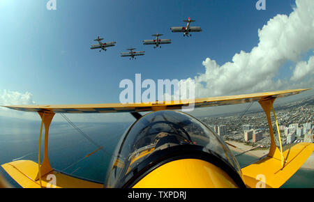 Aerobat Fred Cabanas de Key West en Floride vole en formation avec le Baron Rouge Escadron Pizza sur Pompano Beach, Floride le 2 mai 2007. Cabanas et les Barons participera à la McDonald's Air et Mer Show à Ft. Lauderdale les 5 et 6 mai. (Photo d'UPI/Marino-Bill Joe Cantrell) Banque D'Images