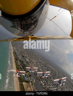 Aerobat Fred Cabanas de Key West en Floride vole sur le Baron Rouge inversé Escadron Pizza sur Pompano Beach, Floride le 2 mai 2007. Cabanas et les barons sont en ville pour jouer dans l'air et mer McDonald's Show à Ft. Lauderdale les 5 et 6 mai. (Photo d'UPI/Marino-Bill Joe Cantrell) Banque D'Images