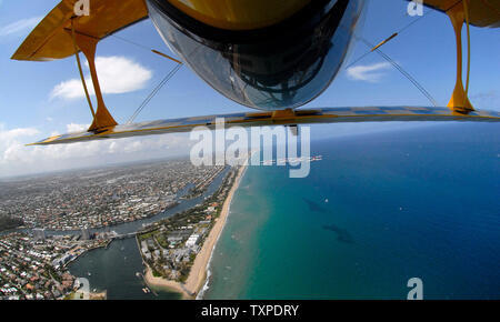 Aerobat Fred Cabanas de Key West en Floride vole son inversé Pitts Special plus de Pompano Beach, en Floride. Dans la distance, le Baron Rouge Escadron Pizza vole en formation. Cabanas et les barons sont en ville pour jouer dans l'air et mer McDonald's Show à Ft. Lauderdale les 5 et 6.(Photo UPI/Marino-Bill Joe Cantrell) Banque D'Images