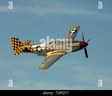 Aerobat Fred Cabanas de Key West en Floride vole un P-51 Mustang à Pompano Beach Airpark à Pompano Beach, Floride le 2 mai 2007. Cabanas est en ville pour effectuer ses manœuvres aériennes au cours de l'air et mer McDonald's Show à Ft. Lauderdale, Floride le 5 mai et 6. (Photo d'UPI/Marino-Bill Joe Cantrell) Banque D'Images