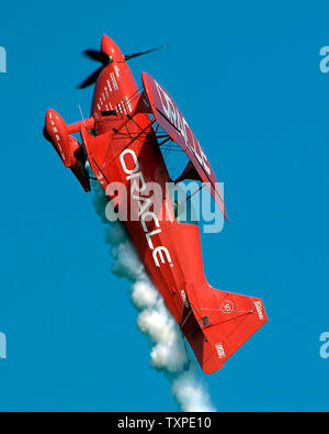 Aerobat Sean Tucker effectue des manœuvres aériennes dans son nouveau Challenger Oracle biplan de voltige sur les plages de Ft. Lauderdale, Floride le 5 mai 2007 à l'assemblée annuelle de l'air et mer McDonald's Show. (Photo d'UPI/Marino-Bill Joe Cantrell) Banque D'Images