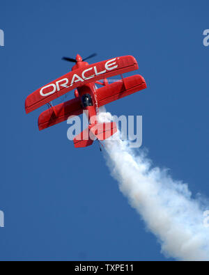 Aerobat Sean Tucker effectue des manœuvres aériennes dans son nouveau Challenger Oracle biplan de voltige sur les plages de Ft. Lauderdale, Floride le 5 mai 2007 à l'assemblée annuelle de l'air et mer McDonald's Show. (Photo d'UPI/Marino-Bill Joe Cantrell) Banque D'Images