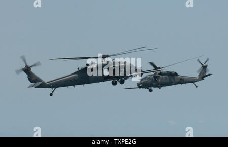 L'US Air Force 920e Escadre de sauvetage effectue des manœuvres aériennes avec deux HH 60G 'Pave Hawk) tout en démontrant des hélicoptères de sauvetage sur les plages de Ft. Lauderdale, Floride le 6 mai 2007, lors de l'assemblée annuelle de l'air et mer McDonald's Show. (Photo d'UPI/Marino-Bill Joe Cantrell) Banque D'Images