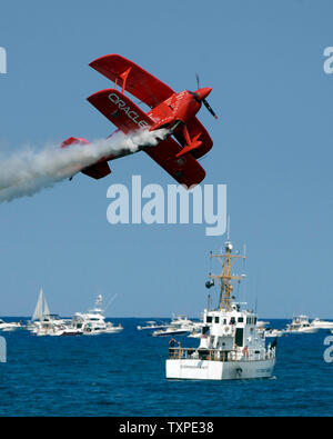 Aerobat, Sean Tucker effectue des manœuvres aériennes dans son nouveau Challenger Oracle biplan de voltige sur les plages de Ft. Lauderdale, Floride le 6 mai 2007, lors de l'assemblée annuelle de l'air et mer McDonald's Show. (Photo d'UPI/Marino-Bill Joe Cantrell) Banque D'Images