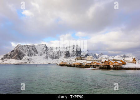 Paysage norvégien typique. Belle vue panoramique des îles Lofoten avec paysage d'hiver traditionnel jaune pêcheur dans le quartier historique de cabines Rorbuer Banque D'Images