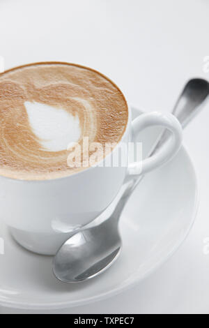 Cappuccino, café latte, café con leche, mélange de café blanc ou plat selon l'endroit où vous vous trouvez dans le monde. Banque D'Images