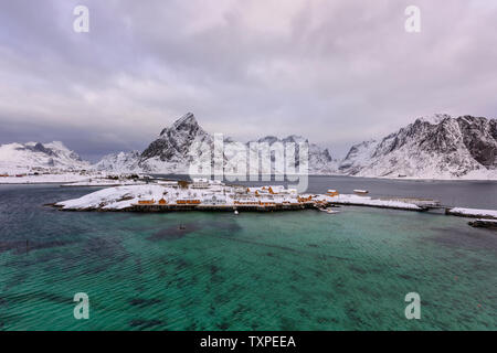 Paysage norvégien typique. Belle vue panoramique des îles Lofoten avec paysage d'hiver traditionnel jaune pêcheur dans le quartier historique de cabines Rorbuer Banque D'Images