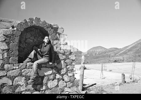 REAL DE CATORCE, SLP/MEXIQUE - NOV 18, 2002 : Plein air portrait de jeunes femmes mexicaines touring la ville. Banque D'Images