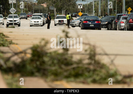 Le trafic direct de la police à une intersection après panne après l'ouragan Irma frappé à Delray Beach, Floride le 11 septembre 2017. Delray est sans électricité. L'Irma a frappé la Floride dur tout en haut et en bas les deux côtes est et ouest. Photo de Ken Cedeno/UPI Banque D'Images