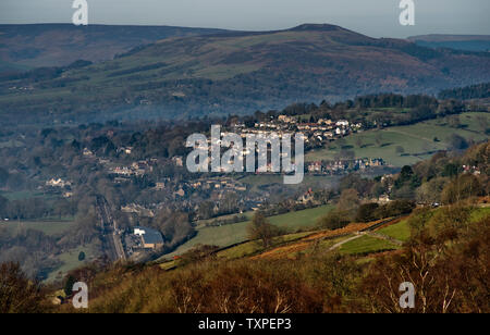 Hathersage et Win Hill, la vallée de la Derwent (prises depuis le bord du fût Hill Carrière) Banque D'Images