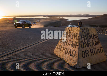 Laisser les visiteurs via une rampe après à plus de vestiges de l'ancien règlement de la ruée vers l'île de Mormon qui a refait surface en raison de la baisse des niveaux d'eau historiques de Folsom Lake, dans la région de Folsom, Californie, le 19 janvier 2014. Le gouverneur de la Californie, Jerry Brown, a déclaré l'état grande sécheresse vendredi dernier. UPI/Ken James Banque D'Images