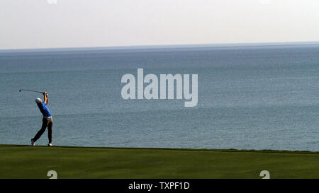 Jordan Spieth hits son deuxième coup au 16e trou lors de la première seconde ronde de la 97e Championnat de la PGA à siffler Straits le 13 août 2015 à Kohler, Wisconsin. Photo de Frank Polich/UPI Banque D'Images