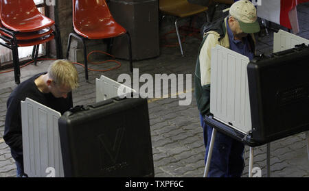 Les électeurs ont voté à l'Strawtown precinct dans Hamilton Comté (Indiana) le 3 mai 2016. Candidat républicain Ted Cruz s'affrontent contre l'homme d'affaires et frontr-runner alors que Donald Trump-démocrates Hilary Clinton et Bernie Sanders s'affrontent dans l'Indiana le 3 mai élection primaire. Photo de Frank Polich/UPI Banque D'Images