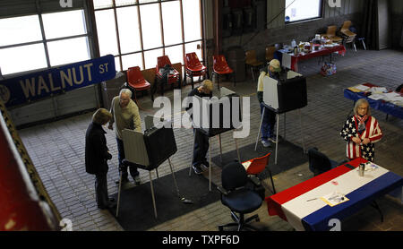 Les électeurs ont voté à l'Strawtown precinct dans Hamilton Comté (Indiana) le 3 mai 2016. Candidat républicain Ted Cruz s'affrontent contre l'homme d'affaires et frontr-runner alors que Donald Trump-démocrates Hilary Clinton et Bernie Sanders s'affrontent dans l'Indiana le 3 mai élection primaire. Photo de Frank Polich/UPI Banque D'Images