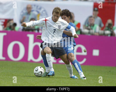 David Beckham Angleterre combat vice Paraguay's Cristian Riveros dans l'action de la Coupe du Monde de soccer à Francfort, Allemagne, le 10 juin 2006. L'Angleterre a battu le Paraguay 1-0. (Photo d'UPI/Norbert Rzepka) Banque D'Images