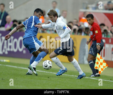 David Beckham Angleterre joue du Paraguay vice Delio Toledo dans l'action de la Coupe du Monde de soccer à Francfort, Allemagne, le 10 juin 2006. L'Angleterre a battu le Paraguay 1-0. (Photo d'UPI/Norbert Rzepka) Banque D'Images