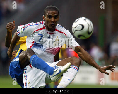 La France Alessandra Bianchi Florent (7) est entravé par un joueur brésilien au cours de Coupe du Monde de soccer à Francfort, Allemagne, le 1 juillet 2006. La France a battu le Brésil 1-0. (Photo d'UPI/Arthur Thill) Banque D'Images