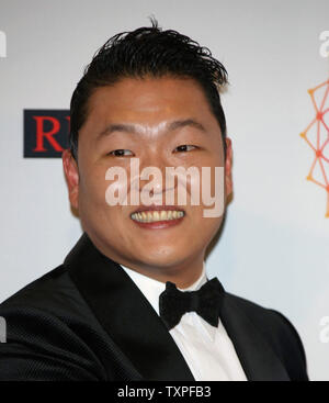 Psy arrive en coulisses après les MTV Europe Music Awards à Francfort, Allemagne, le 11 novembre 2012. UPI/David Silpa Banque D'Images