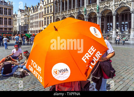 Guide avec parasol offrant gratuitement des visites de ville - Grand Place, Bruxelles, Belgique. Banque D'Images