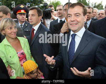 Le président russe Dmitri Medvedev parle aux gens qu'il visite Yuri Gagarin's Museum de la ville de Gagarine le 31 juillet 2008. La ville de Gagarine est nommé d'après le célèbre cosmonaute soviétique Youri Gagarine qui a piloté le premier vol spatial en 1961. (Photo d'UPI/Anatoli Zhdanov) Banque D'Images